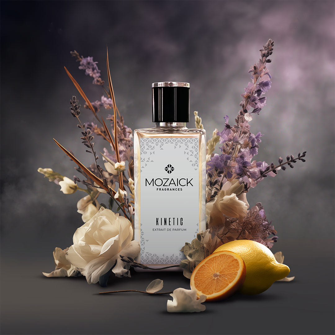 KINETIC Extrait de Parfum 50 ml von MOZAICK – Flakon mit Lavendel, hellen Blüten und Zitrone vor dunklem Hintergrund